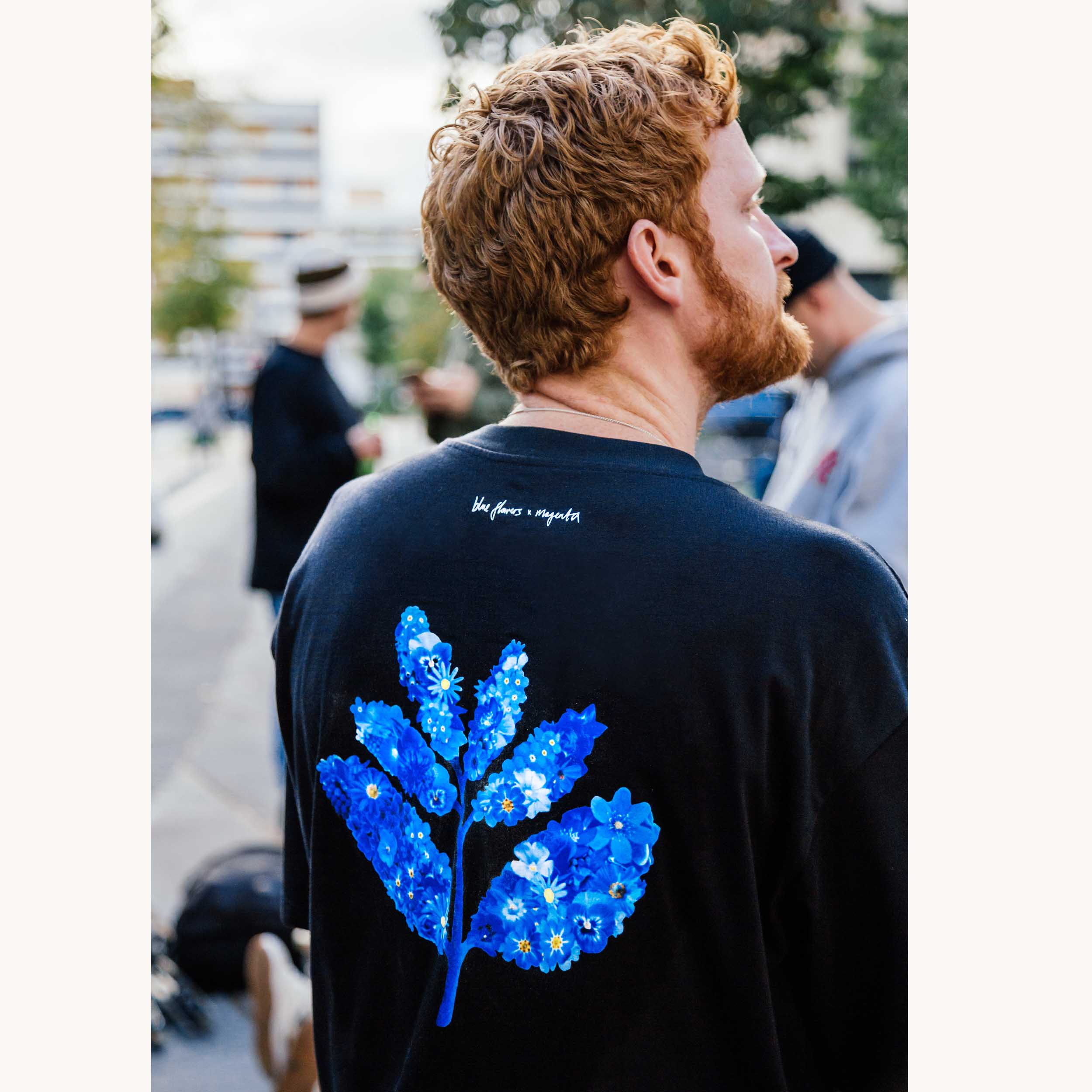 BLUE FLOWERS X MAGENTA T SHIRT - BLACK